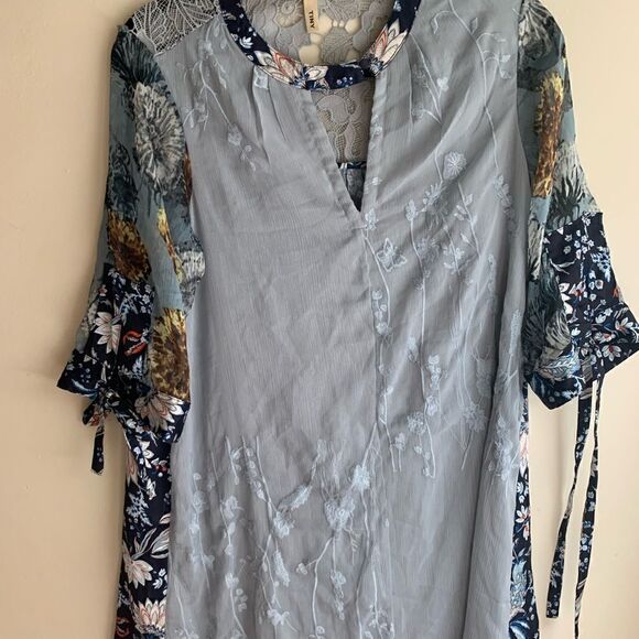 Beautiful Floral dress Brand Tiny size small - Picture 2 of 7